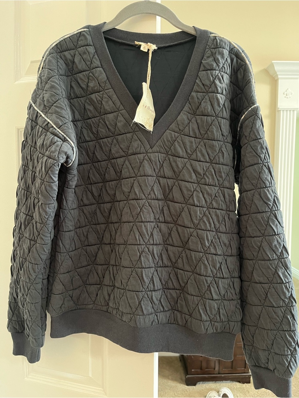 Hem & Thread Quilted V-Neck Sweater - in Washed Navy